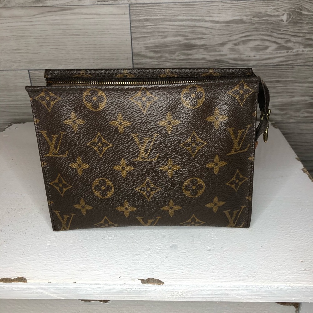 ❗️SOLD❗️Louis Vuitton Toiletry 19